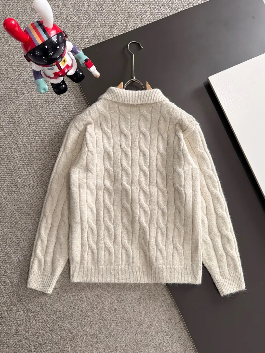 Next day shipping P195 Balenciaga high quality 2026 autumn and winter official website latest sweater, on sale at the same time at the counter Hot Sale! Specially made of wool blended fabric. It feels comfortable and can be directly in contact with the skin. The logo badge is exquisitely embroidered, which is extremely eye-catching! The details highlight the fashionable charm of big brands. Exquisite workmanship. Three-dimensional cutting style. The wearing effect is invincible and handsome! All three standards are complete! Sizes:M-3XL